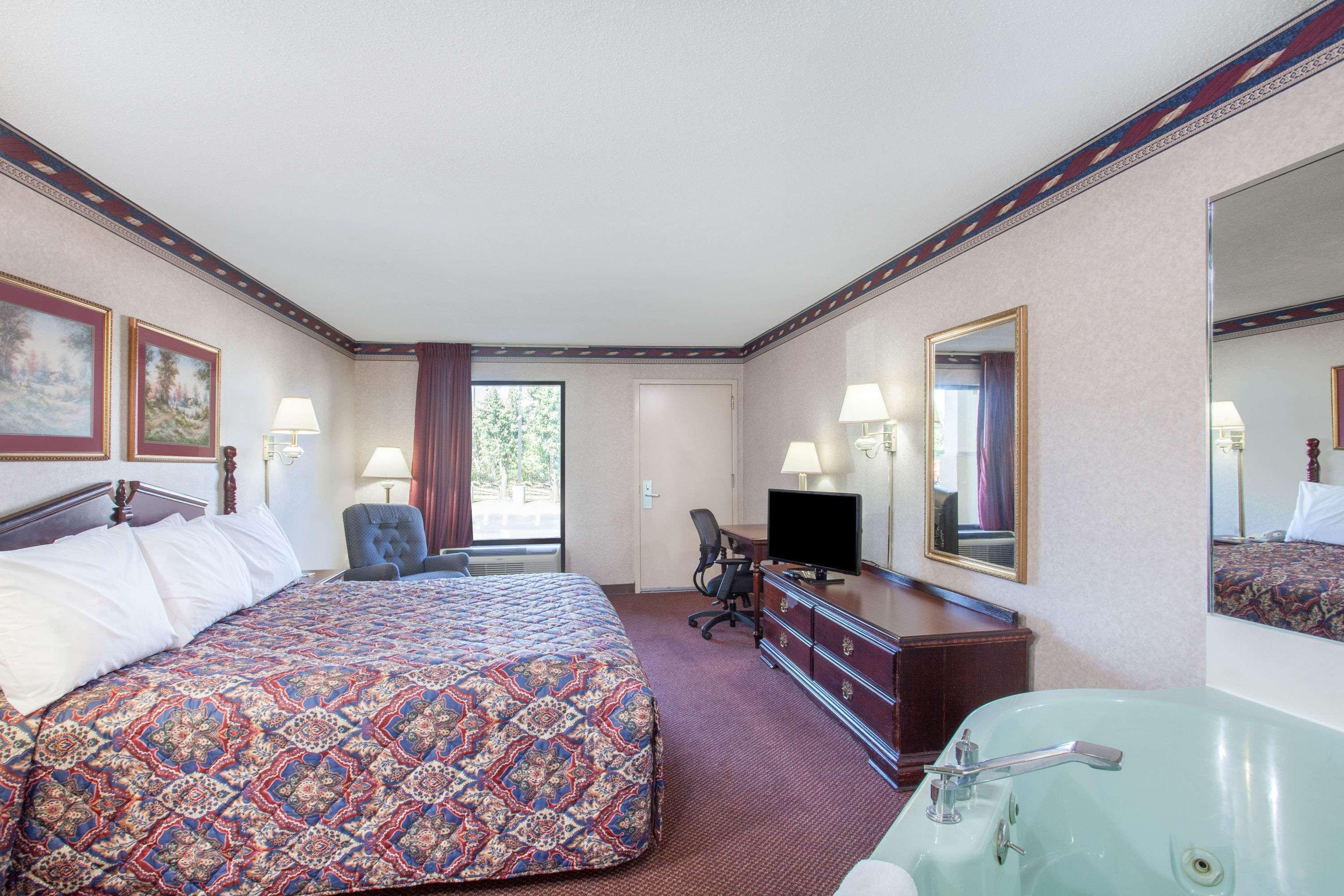 Days Inn By Wyndham Saint Pauls Dış mekan fotoğraf